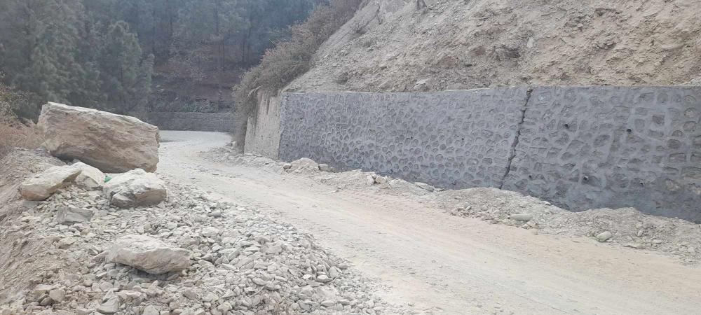 कान्छाराम कन्ट्रक्सनले सडक अलपत्र पारि छाेड्दा वडा बासीले धेरै सास्ती भाेग्नु परेकाे छ | नागरिक सराेकार