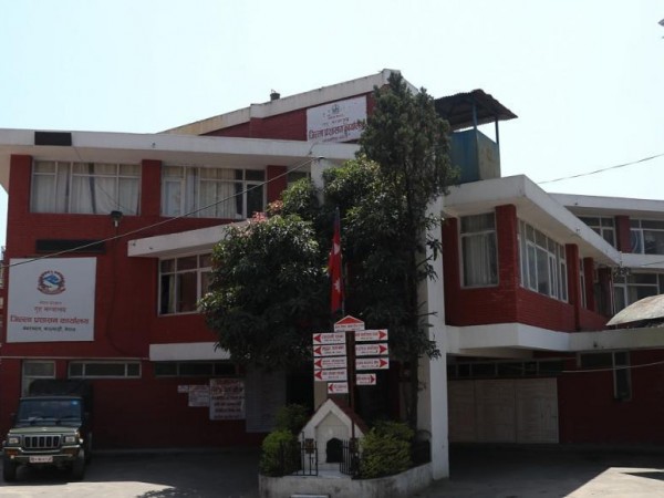 अत्यावश्यक बाहेकका सेवा बन्द गर्ने निर्णय 