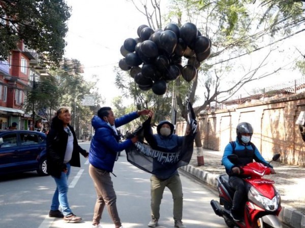 युवा संघले सिंहदरबार परिसरमै उडायो कालो बेलुन 