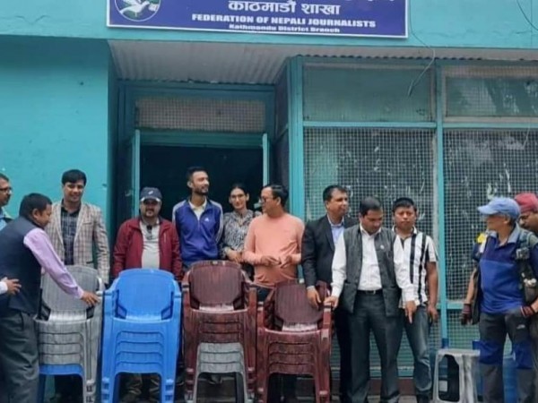 नेपाल पत्रकार महासंघ काठमाडौं शाखालाई कार्कीद्वारा कुर्सी हस्तान्तरण