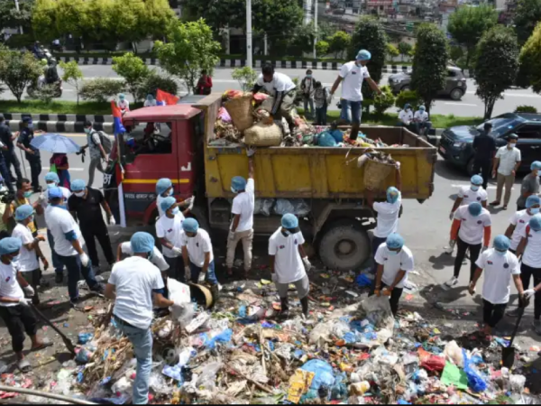 युवा संघ नेपाल काठमाडौंको फोहोर उठाउँदै
