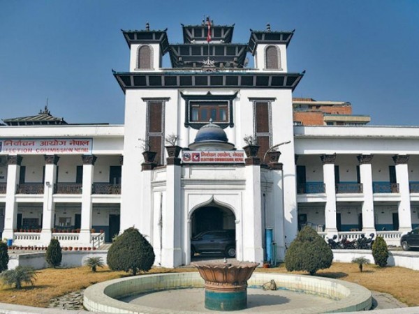 तीन पुस्ता एकसाथ संसद्मा