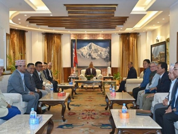 राष्ट्रपति समक्ष  गुहार माग्दै शीतल निवास पुगे विपक्षी दलका नेताहरू ।