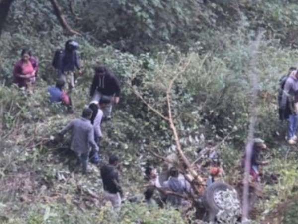 सुर्खेत जाँदै गरेकाे बस रातानाङ्लामा दुर्घटना , चार जनाकाे मृत्यु छबिस जना घाइते ।