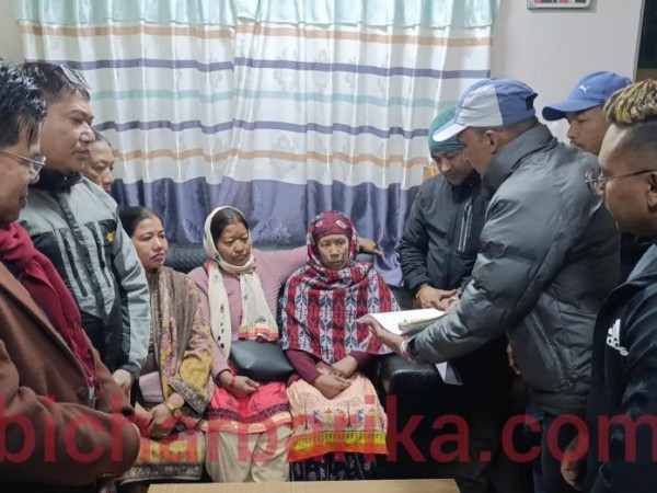 गाेठगाउँ - गाेठपानीका क्यान्सर पिडित श्रेष्ठलाई सराेकार समाज द्वारा थप सहयाेग ७७ हजार पाँच सय हस्तान्तरण ।