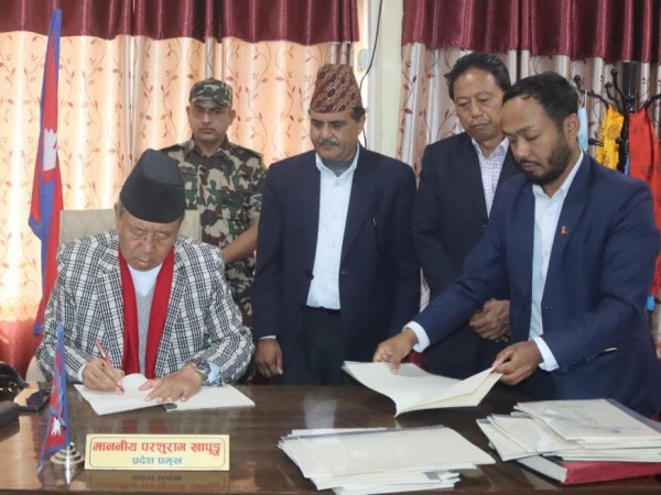 काेशी प्रदेश प्रमुख खापुङ द्वारा पाँच विद्येयक प्रमाणीकरण ।