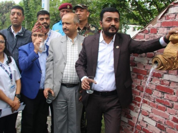 खानेपानी मन्त्री यादवद्धारा सिंहदरबारमा मेलम्चीको शुद्ध खानेपानी वितरण कार्यको शुभारम्भ ।