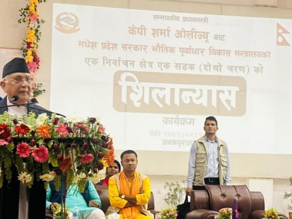 प्रधानमन्त्री ओली द्वारा मधेस प्रदेशको ६४ सडक याेजनाकाे एकैपटक शिलान्यास  ।