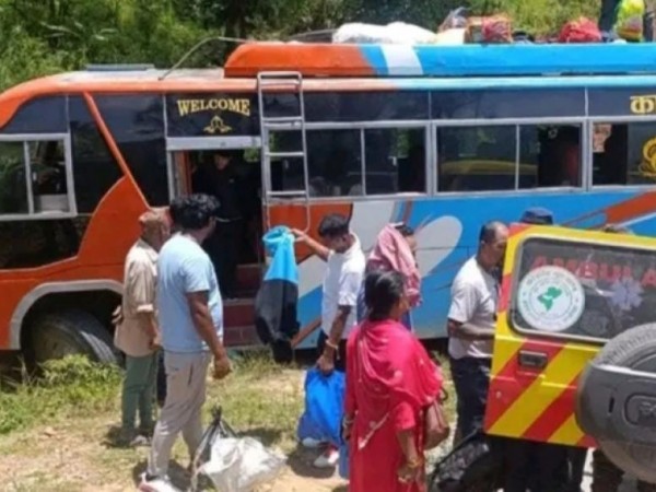 रामेछापबाट काठमाडौं आउदै  गरेको बस दुर्घटना हुदा २३ जना घाईते ।