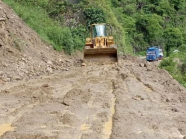 सडकमा लेदो थुप्रिएपछि मध्यपहाडी लाेकमार्ग सिन्धुलीमा अवरुद्ध  ।