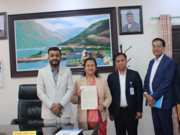 खानेपानीमन्त्री यादव र सचिव इ.प्रमिलादेवि शाक्य बिच नयाँ आर्थिक वर्षको लागि कार्यसम्पादन सम्झाैता आदानप्रदान ।