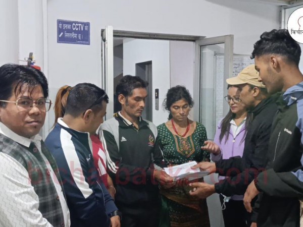 बिषालु किराले टाेकेर गम्भीर बिरामी परेकाे  कठायतलाई गाेठगाउँ सराेकार समाजकाे पहलमा पचासी हजार दुई सय सत्तरी रूपैयाँ आर्थिक सहयाेग रकम हस्तान्तरण ।
