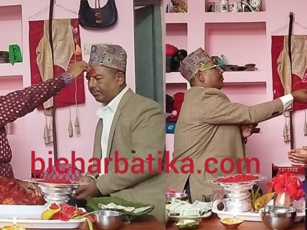 बिजय दशमीकाेआज तेस्राे दिन द्वादशीमा पनि  मान्यजनकाे हात बाट टीका जमरा लगाइ आशीर्वाद लिने क्रम जारी।