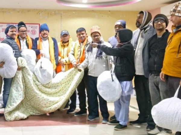 बेवारिसे र असहायहरूलाई क्लाेथ बैंक द्वारा सिरक वितरण ।