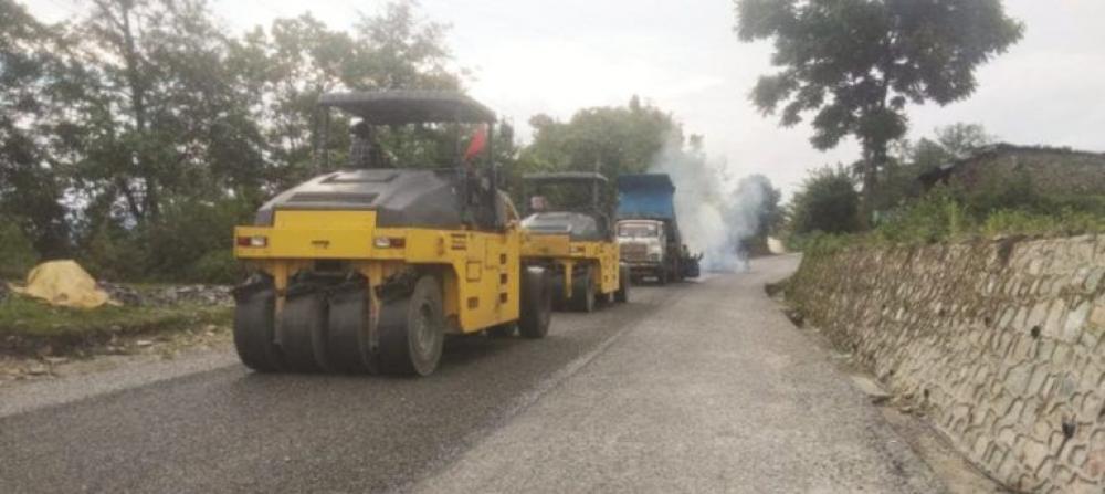 मध्यपहाडी राजमार्गको पूर्वी खण्ड कालोपत्र गर्ने चरणमा 