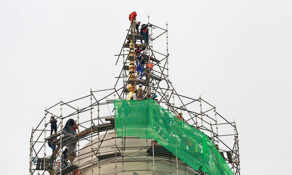 आज धरहराको टुप्पोमा ३३० केजीको सुनको जलप लगाएको गजुर राखियो 