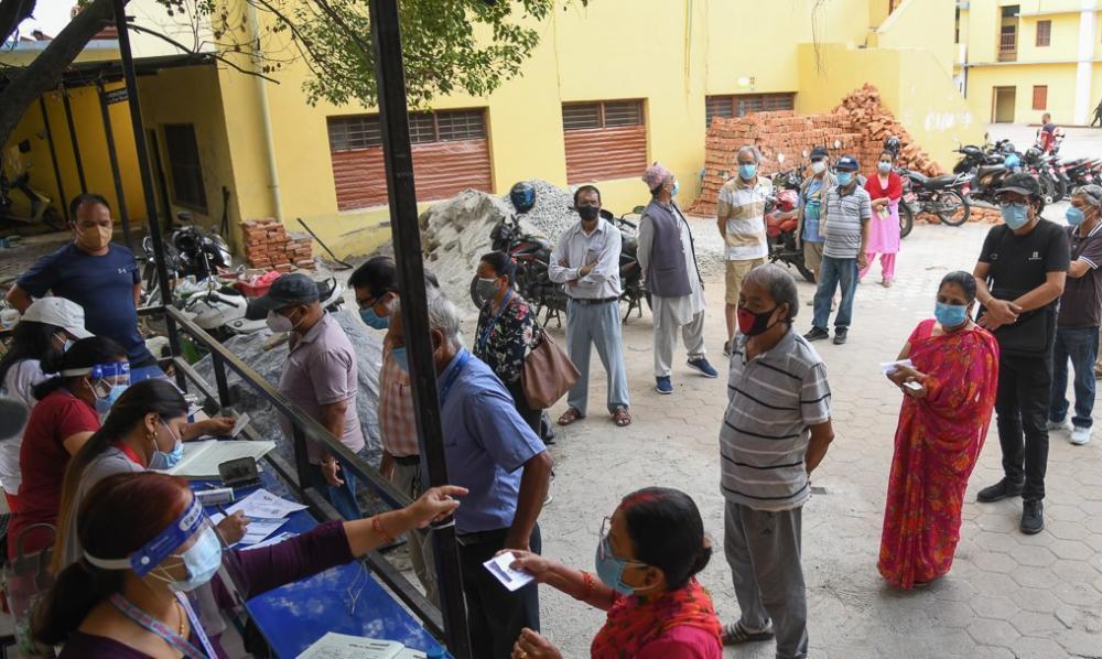 ज्येष्ठ नागरिकहरु कोरोनाको खोप लगाउँदै 