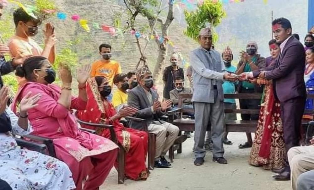 कार्कीको वैवाहिक शुभ-विवाहको कार्यक्रममा विद्यालयलाई  गरे आर्थिक सहयोग 