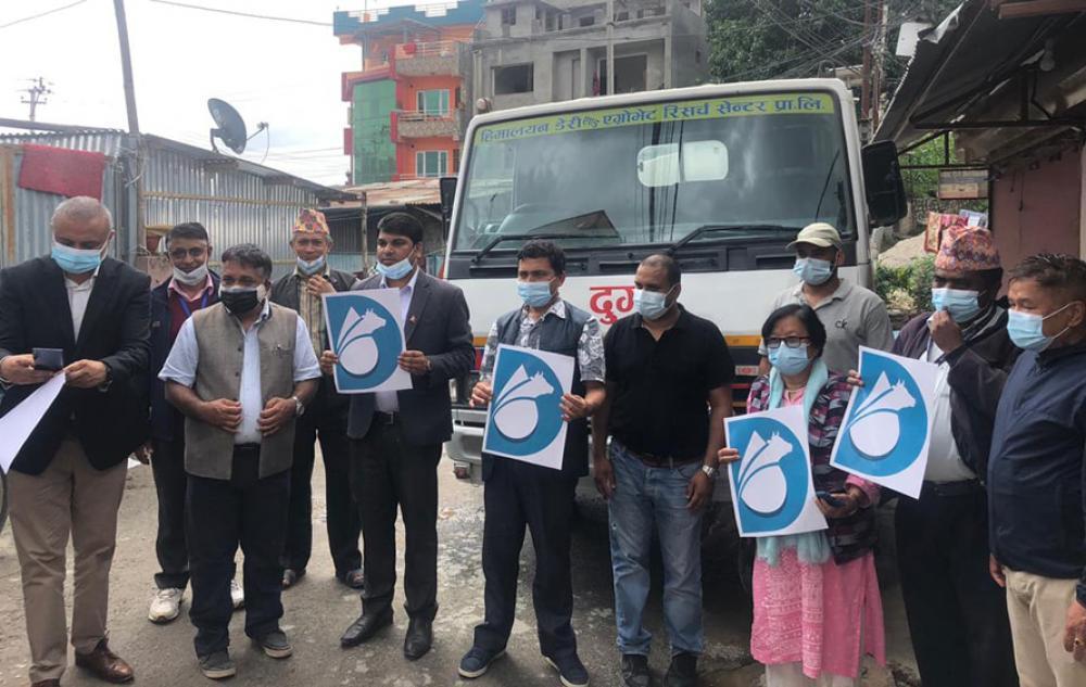 निजी क्षेत्रका डेरीले पनि प्राप्त गरे एम्बुलेन्स सरह सुविधा पाउने ढुवानी लोगो