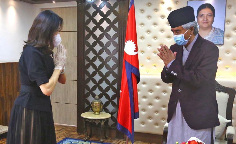चिनियाँ राजदूतले प्रधानमन्त्री देउवालाई भेटेर दिइन् बधाई