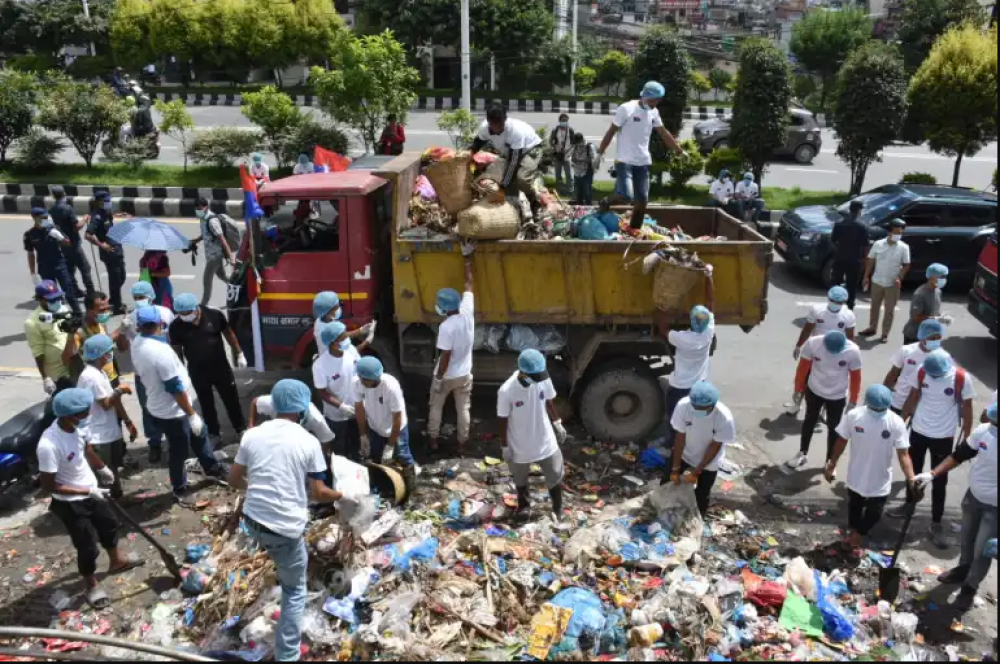 युवा संघ नेपाल काठमाडौंको फोहोर उठाउँदै