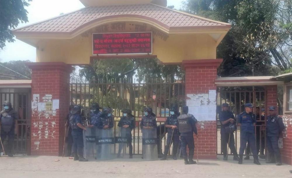 निडर वातावरणमा निर्वाचन गर्ने सहमति भएपछि महेन्द्र मोरङ क्याम्पसको ताला खुल्यो