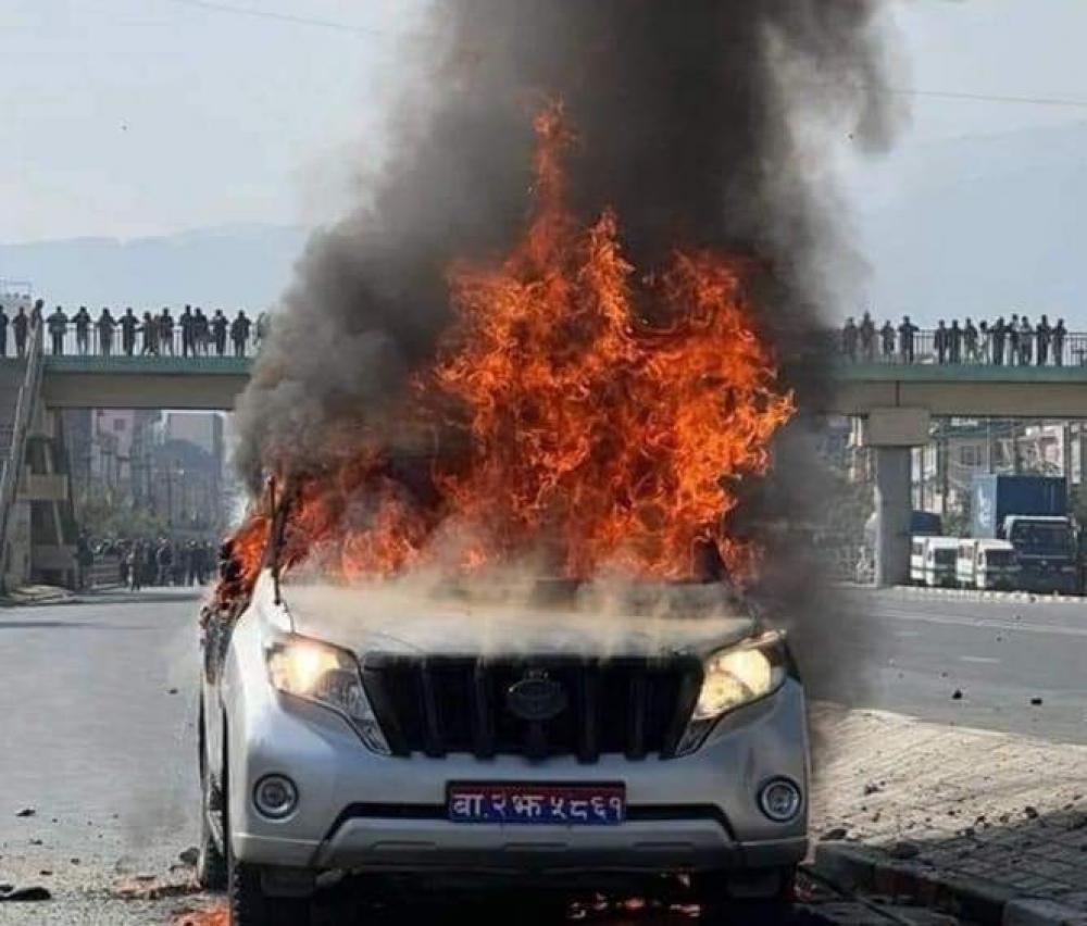 मन्त्री ज्वालाकाे गाडीमा युवाहरूले लगाए आगाे