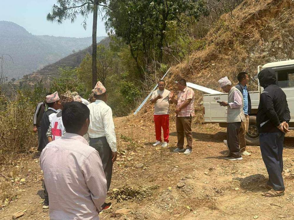 राहत बाेकेर पुगे रामेछाप नगर कमिटीकाे टाेली अग्नि पिडितकाे घर- घरमा 