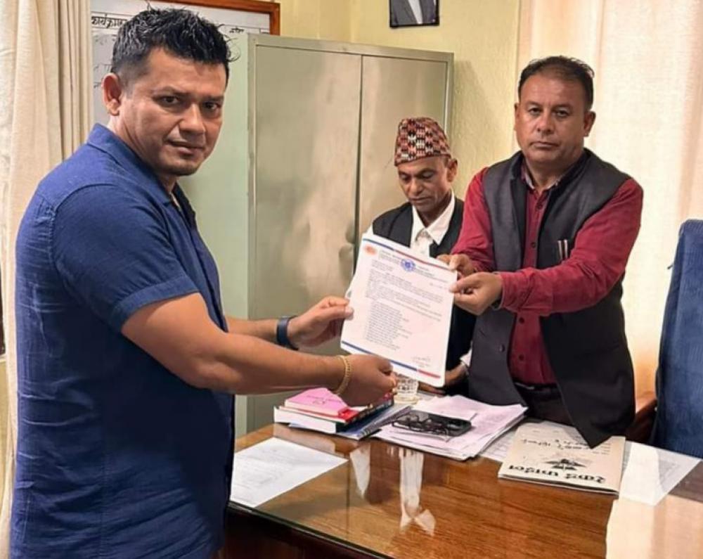 लिखु तामाकोसी गाउँपालिका प्रमुखलाई  बुझायो नेकपा ( एमाले ) ले १५ बुदे याेजनाकाे सूची ।