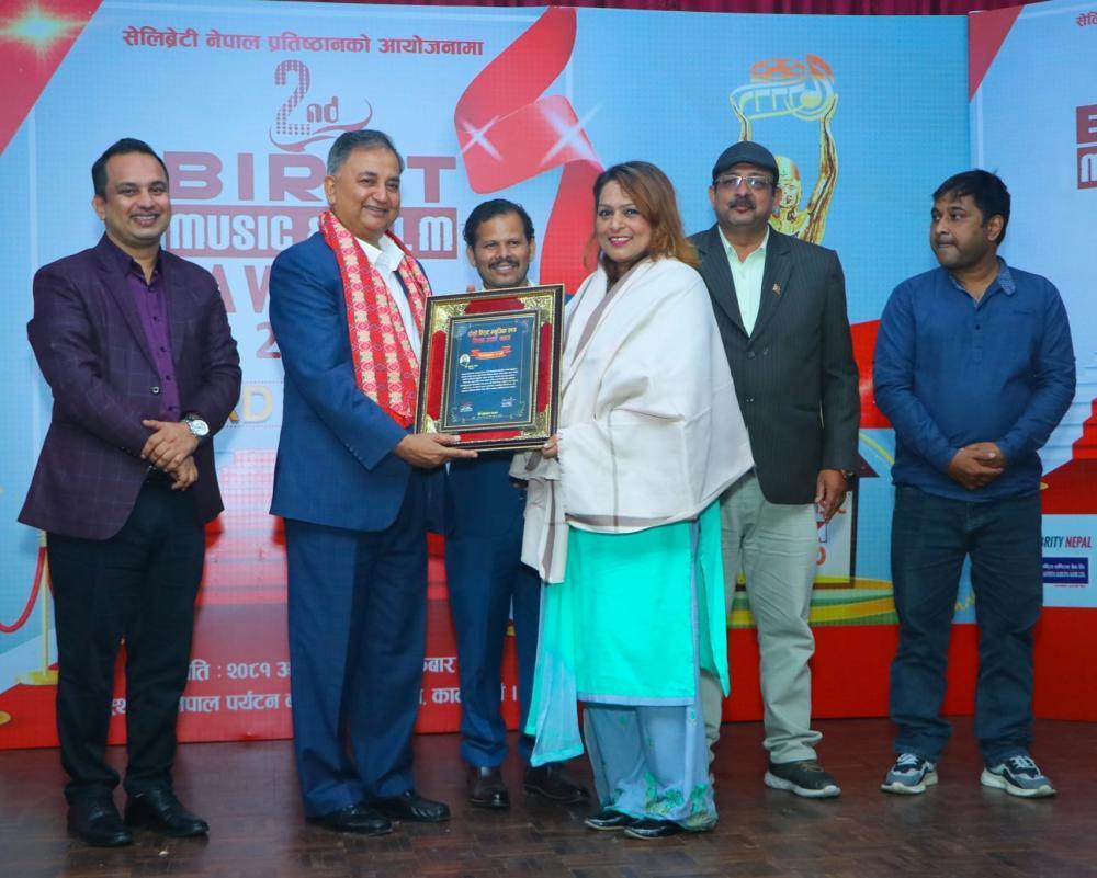 पत्रकार अधिकारीलाई राष्ट्रिय पत्रकारिता पुरस्कार द्वारा सम्मान ।