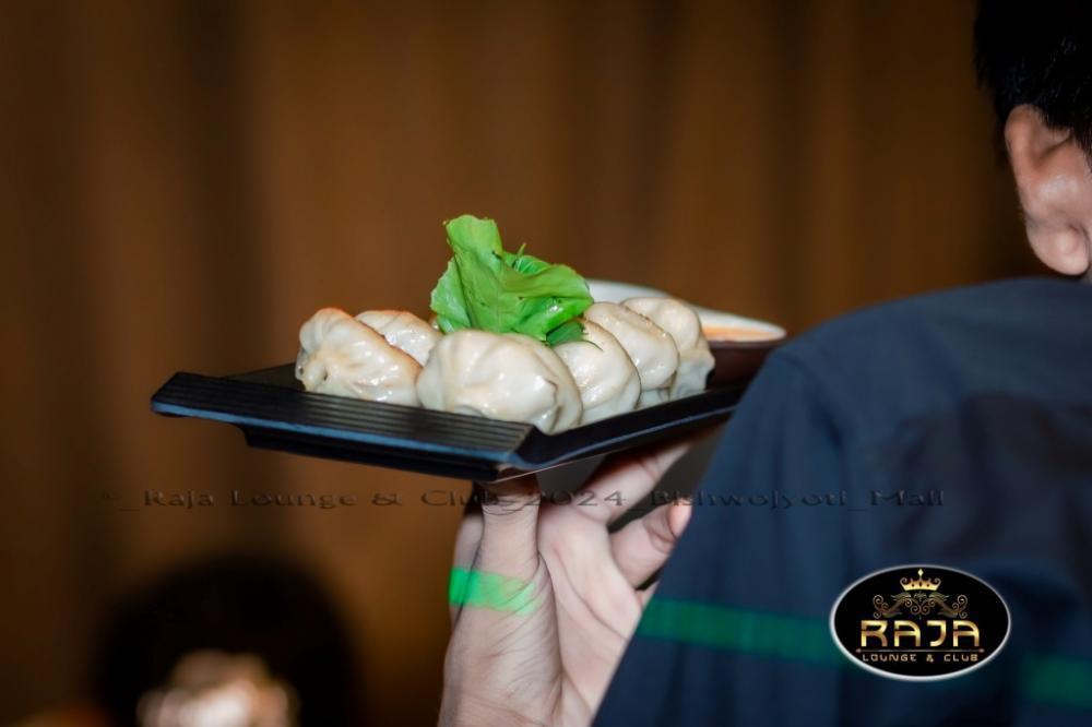 पर्याप्त पार्किङका साथ २४ सै घण्टा सेवा प्रदान गर्दै जमल विश्वज्वती महलमा राजा लन्ज एन्ड क्लब सञ्चालनमा।