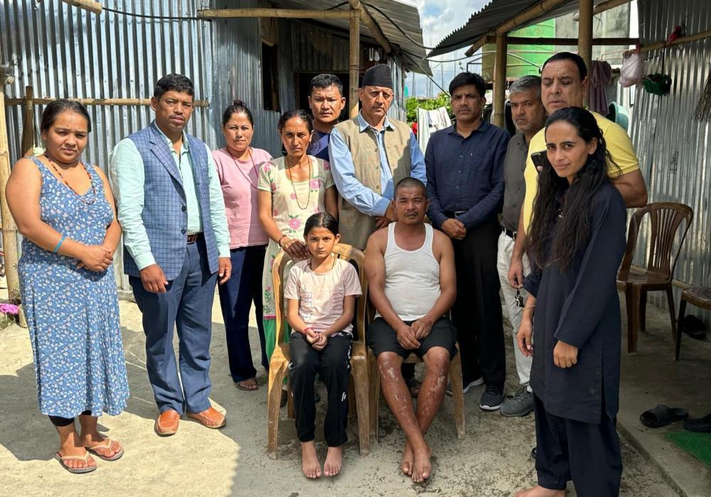 एमाले नेता गाैतम द्वारा राेशीले बगाएको अन्जुकाे परिवारलाई ५० हजार आर्थिक सहयाेग ।