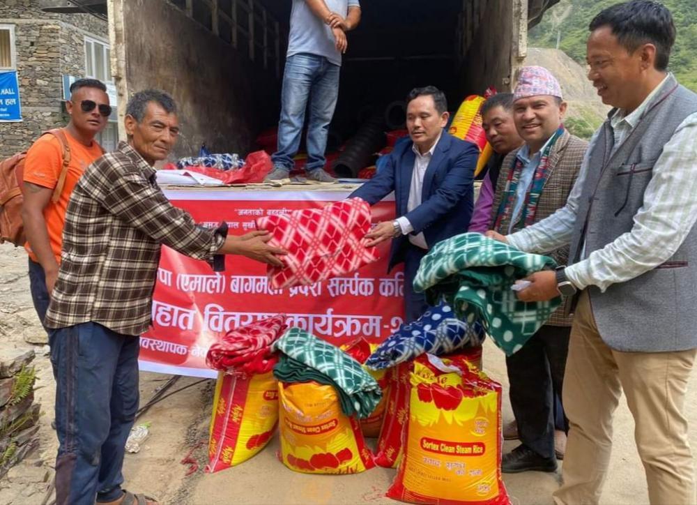 सिस्नेरीकाे बाढी पहिराे पिडित ७५ घर परिवारलाई बागमती प्रदेश सम्पर्क कमिटी द्वारा तीन लाख बराबरको राहत वितरण ।