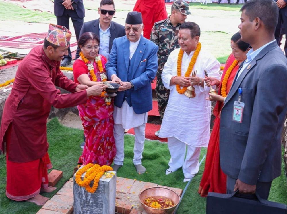 एमालेको केन्द्रीय कार्यालय एक वर्षभित्र निमार्ण सम्पन्न हुँदै, प्रधानमन्त्री ओली द्वारा भवनको  शिलान्यास ।