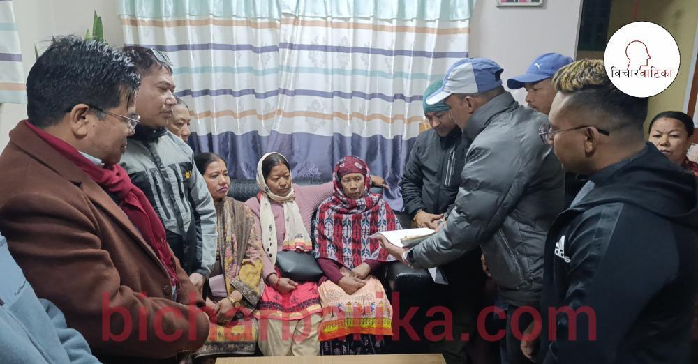 गाेठगाउँ - गाेठपानीका क्यान्सर पिडित श्रेष्ठलाई सराेकार समाज द्वारा थप सहयाेग ७७ हजार पाँच सय हस्तान्तरण ।