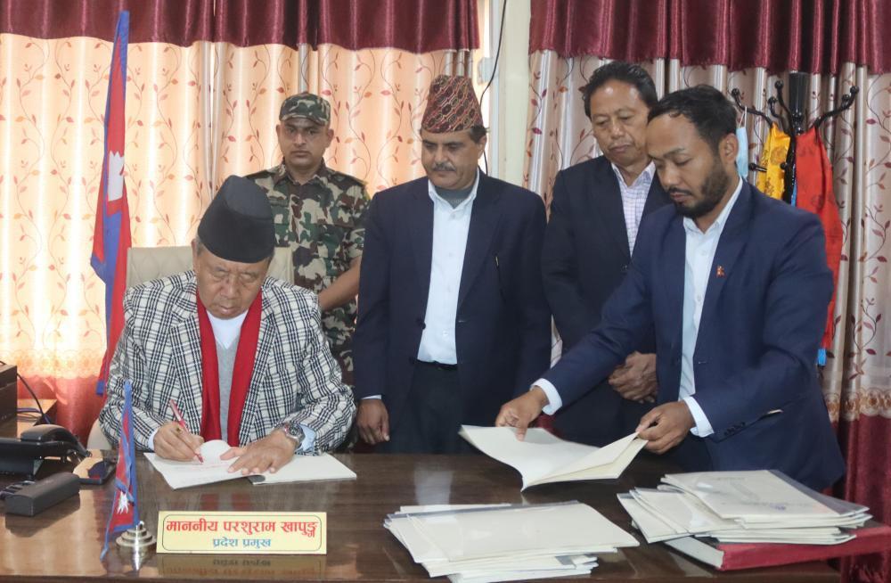 काेशी प्रदेश प्रमुख खापुङ द्वारा पाँच विद्येयक प्रमाणीकरण ।