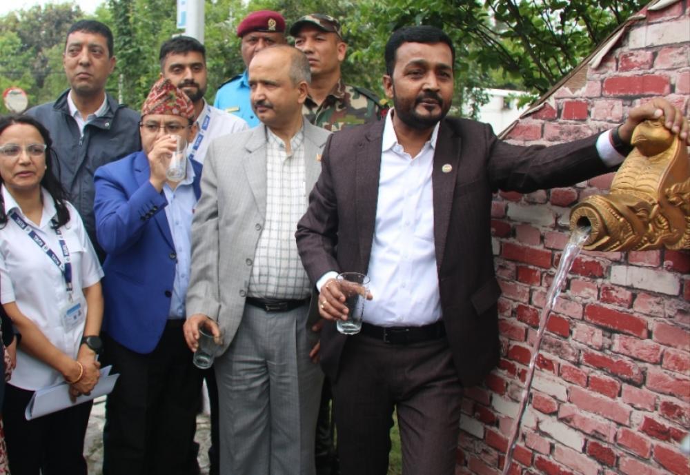 खानेपानी मन्त्री यादवद्धारा सिंहदरबारमा मेलम्चीको शुद्ध खानेपानी वितरण कार्यको शुभारम्भ ।