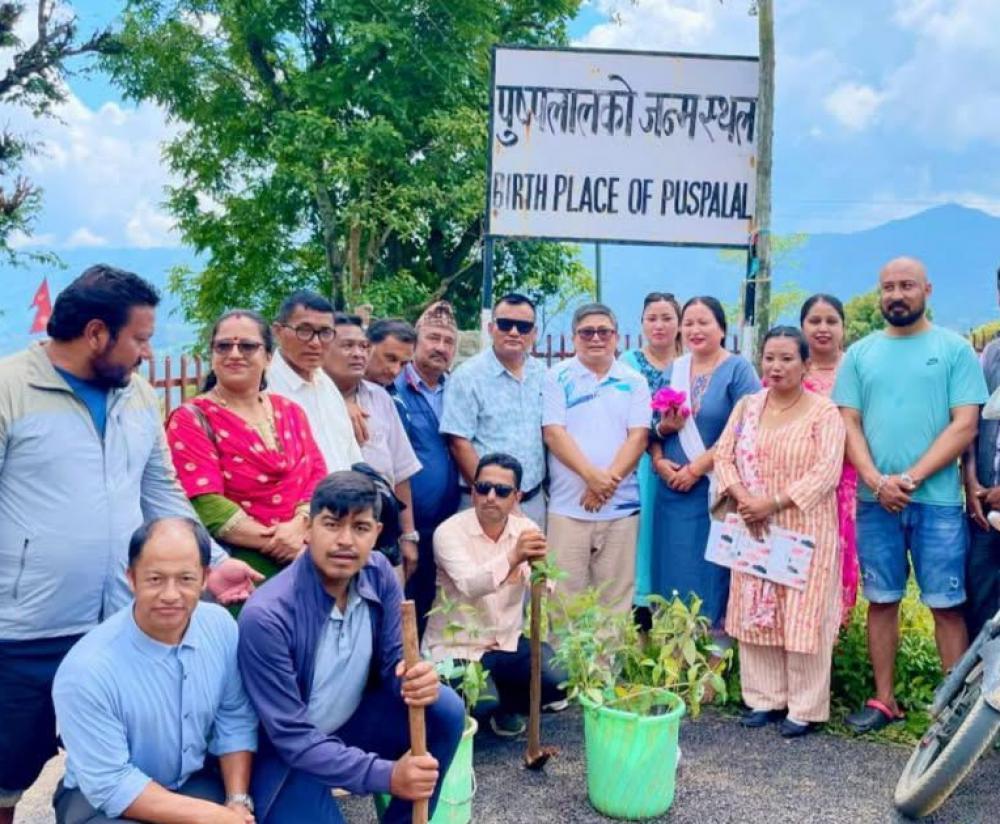 जननेता मदन भण्डारीको ७४ औं  जन्म जयन्तीको अवसरमा पुष्पलाल पार्क भंगेरीमा सरसफाइ तथा वृक्षारोपण  कार्यक्रम ।