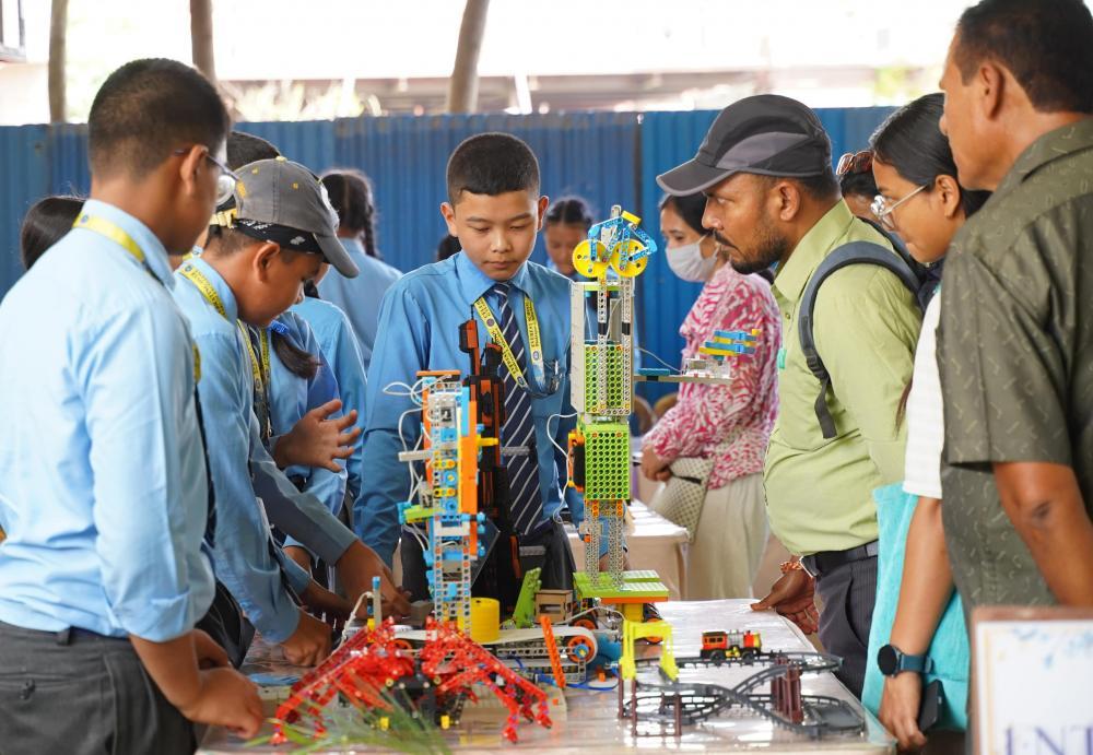 एभरेस्ट स्कुलमा सृजनात्मक विज्ञान प्रदर्शनीकाे आयाेजना ।