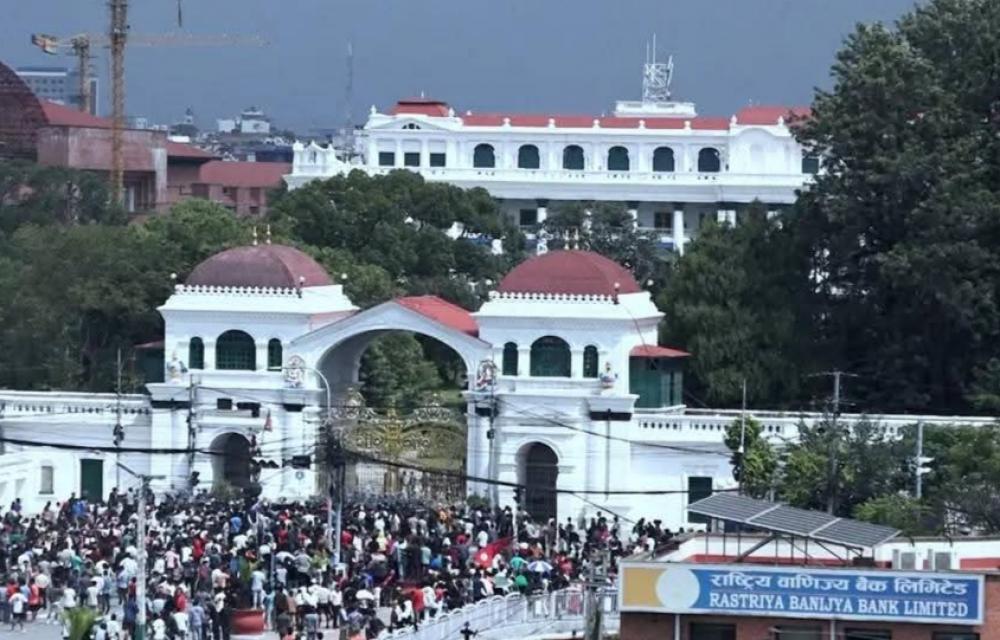 प्रदर्शनकारीहरू  सिंहदरबार प्रवेश सिंसात्मक बन्दै आन्दोलन ।