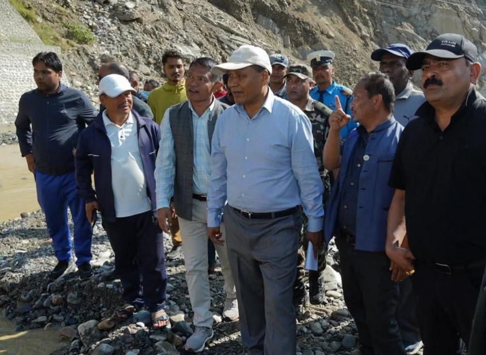 क्षतिग्रस्त बिपी राजमार्ग अस्थायी डाइभर्सन बनाएर छिटै सञ्चालन हुँदै मन्त्री घिसिङ द्वारा अनुगमन ।