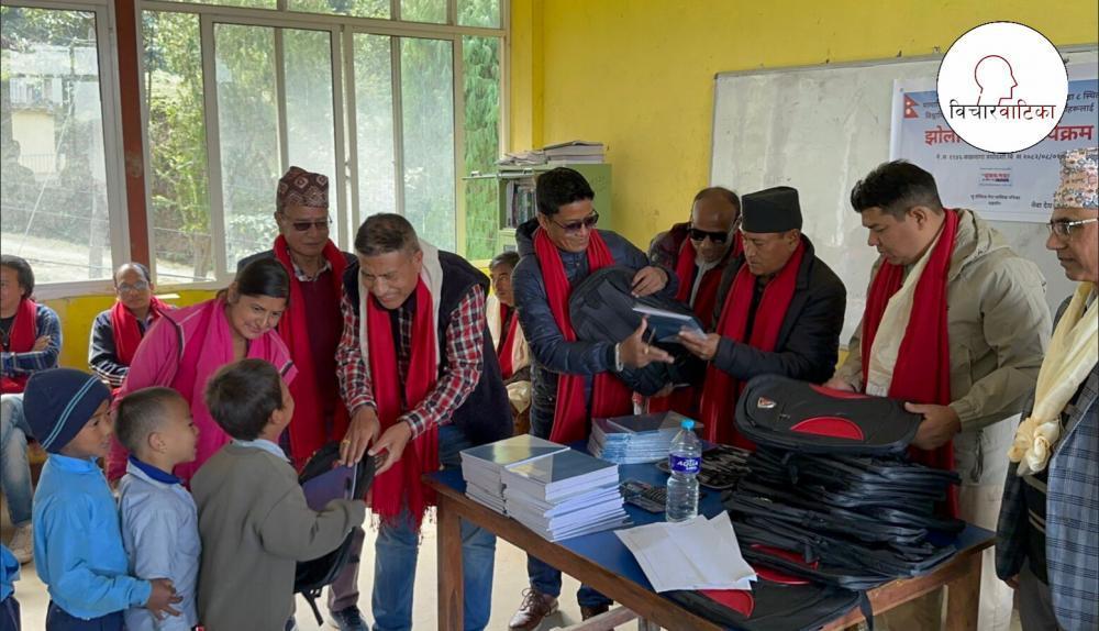 समाजसेवी श्रेष्ठ द्वारा श्री विश्वामित्र गणेश मा.वि.का एक सय विद्यार्थीहरूलाई स्कुुल व्याग वितरण ।