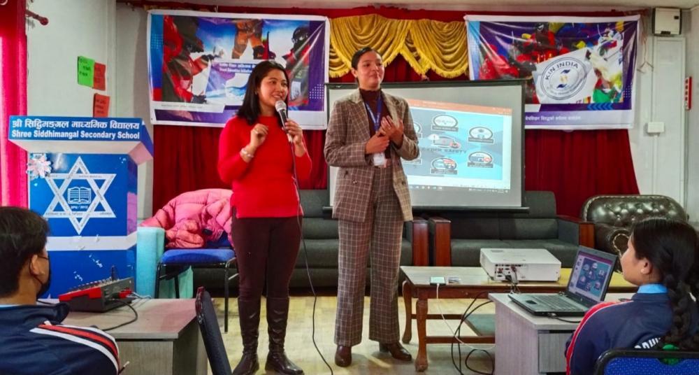 विद्यार्थीहरू सगै महिला समुहलाई डिजिटल युगमा हुने हिंसाको बारेमा सचेतना कार्यक्रम ।
