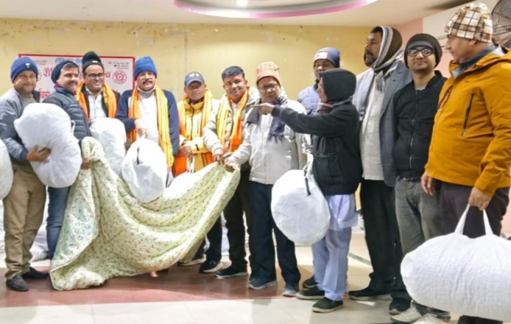 बेवारिसे र असहायहरूलाई क्लाेथ बैंक द्वारा सिरक वितरण ।