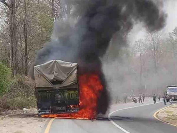 सिमेन्ट बोकेको ट्रकमा आगलागी