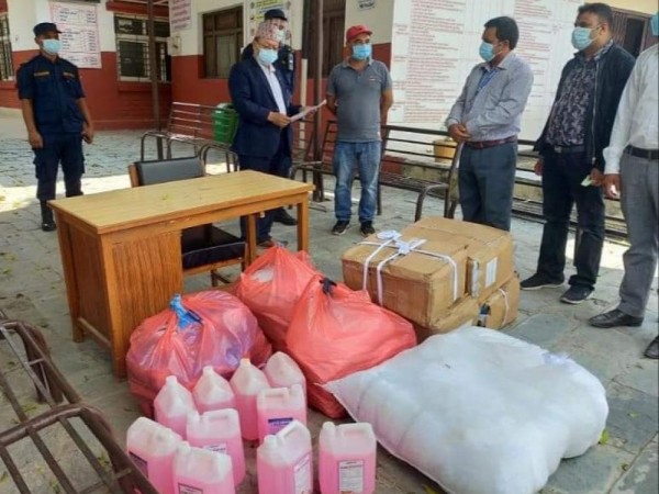 युवा समिति रामेछापले गर्यो स्वास्थ्य सामग्री सहयोग 