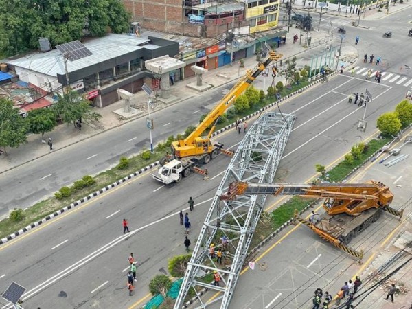 क्रेनको सहायताले वानेश्वरमा आकाशे पुल राखिँदै