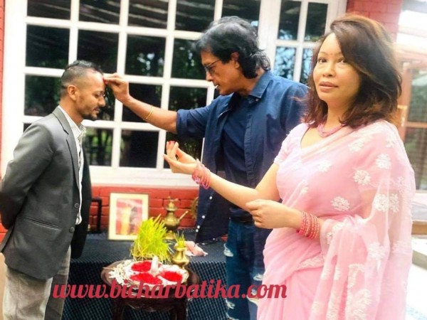 राजेश हमालको हातबाट टीका थाप्न पुगे निर्माता सिंह