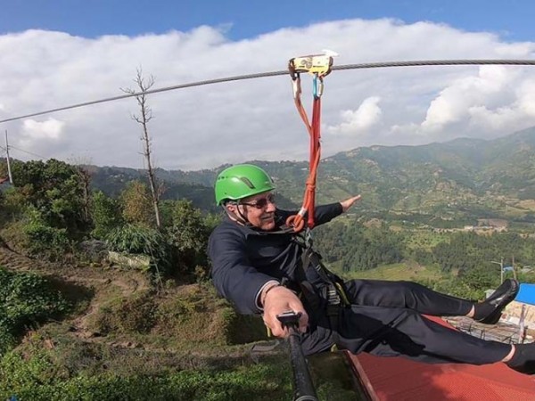 जिपलाइनको मज्जा लिँदै प्रचण्ड 