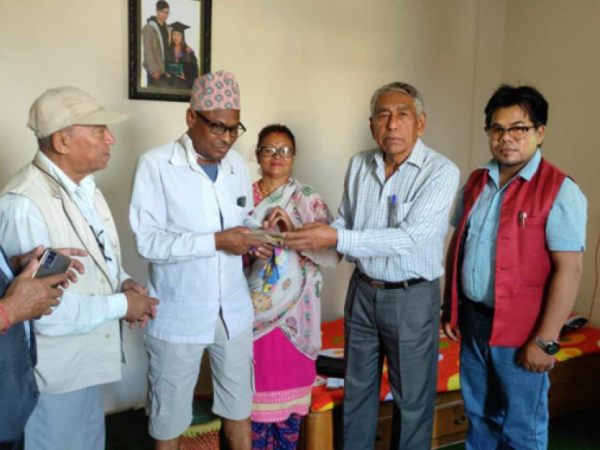 श्री श्री जानकारी माता नेपाली धार्मिक संघ कोलकाताद्वारा मन्थलीका मृगौला पिडित श्रेष्ठलाई आर्थिक नगद सहयोग हस्तान्तरण 